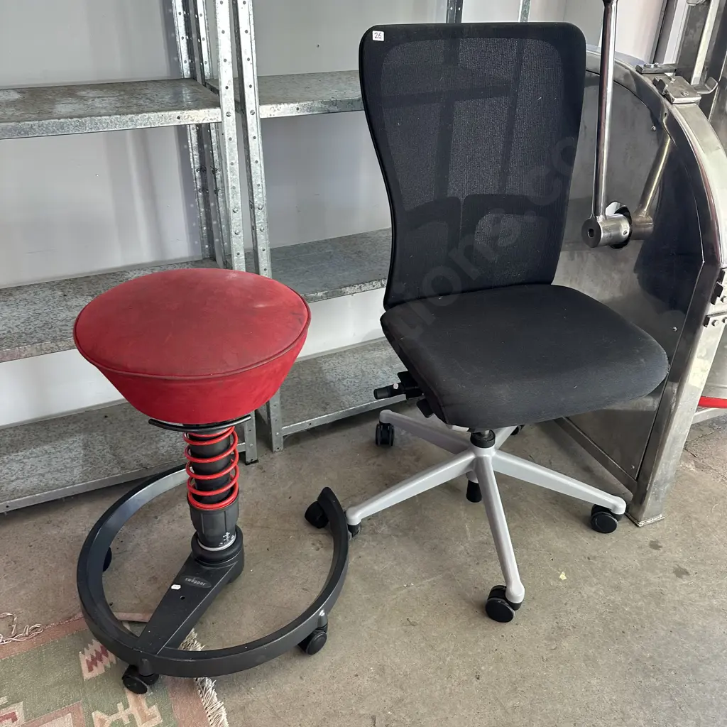 2 office chairs Image 1++