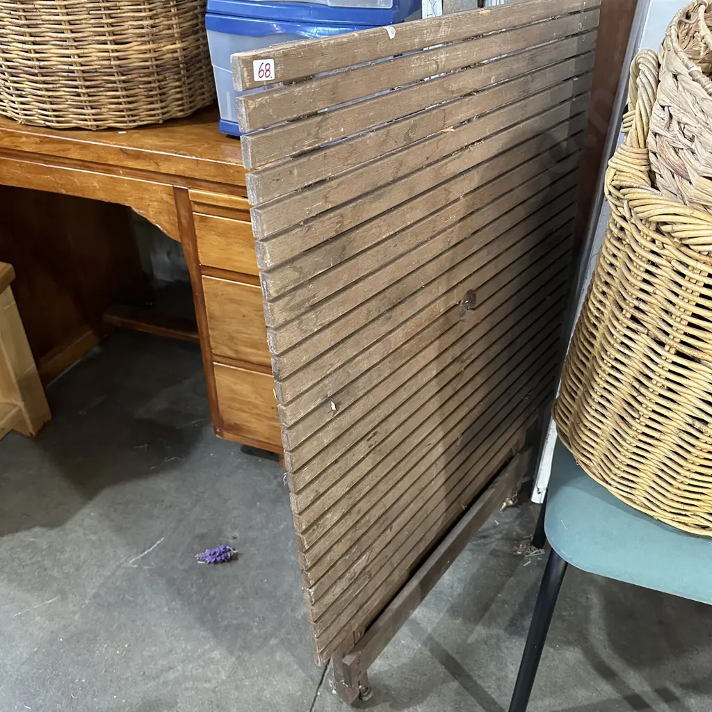Folding outdoor table and average cloths horse Image 1++