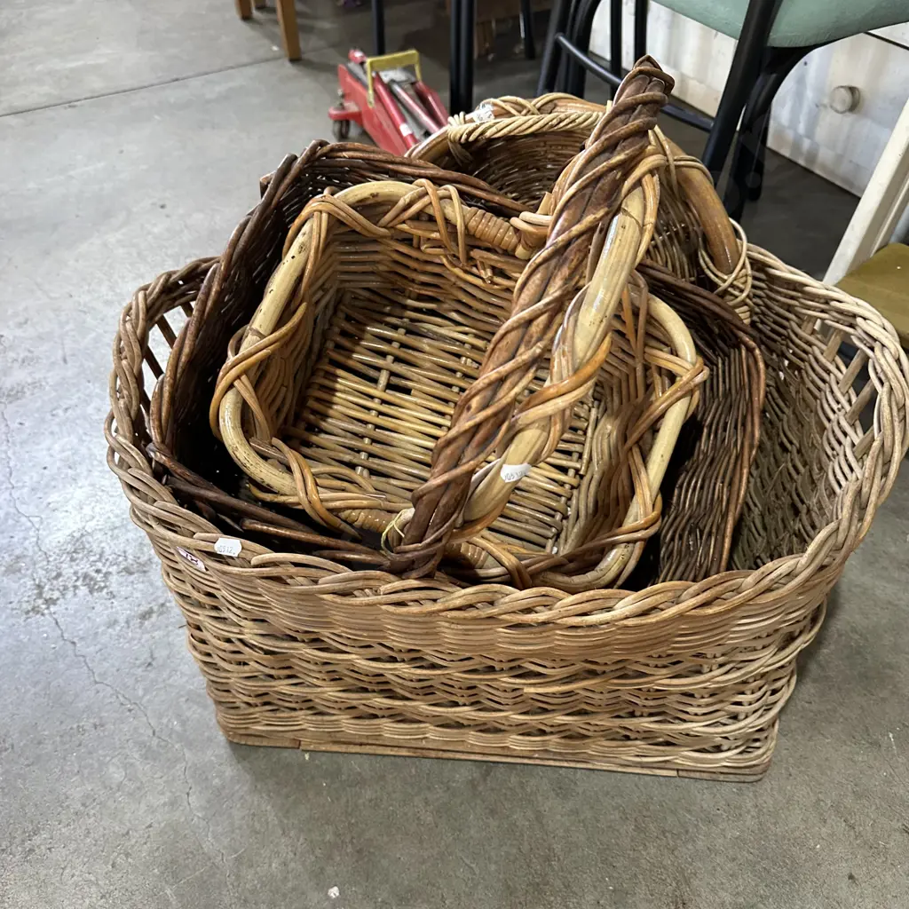 4 cane baskets Image 1++
