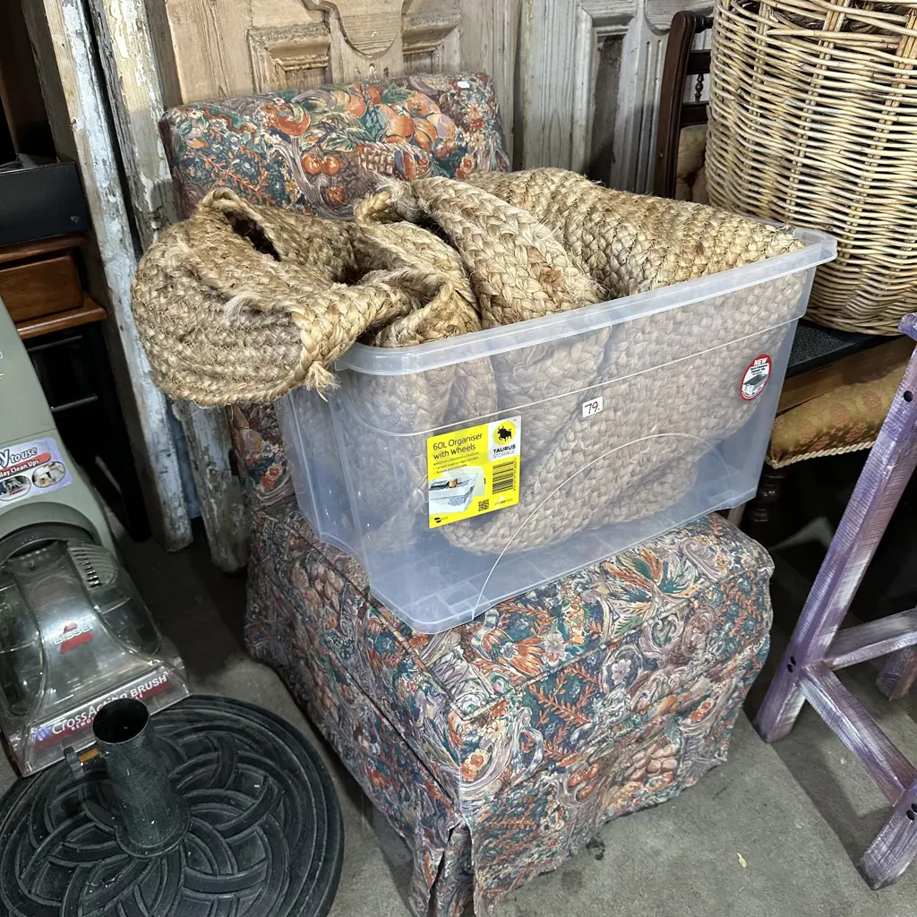 Round jute rug plus bedside Image 1++
