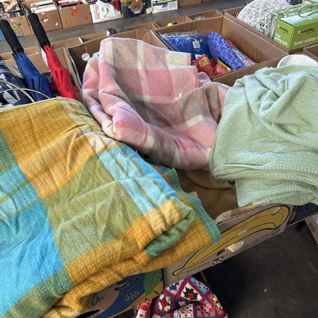 Vintage blankets x 4 Image 1++