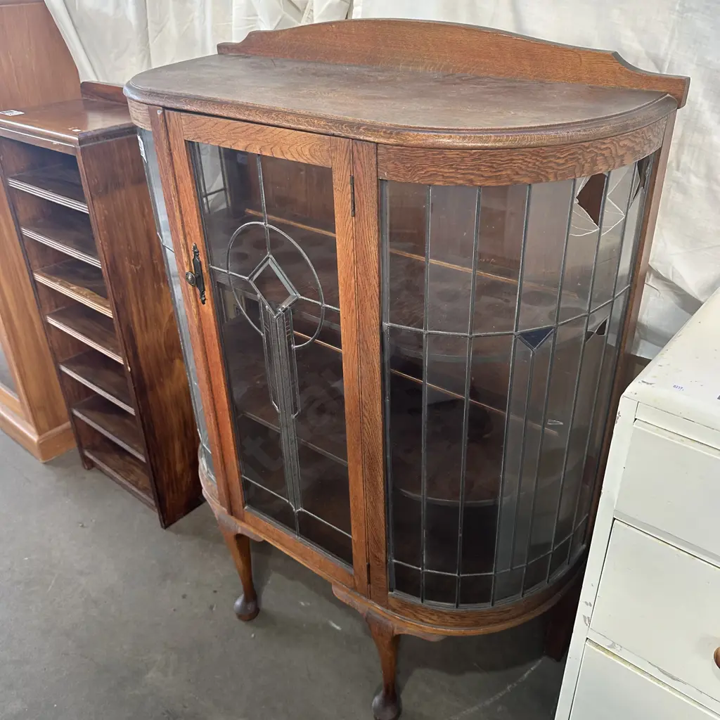 Oak lead light china cabinet (some glass damage ) Image 1++