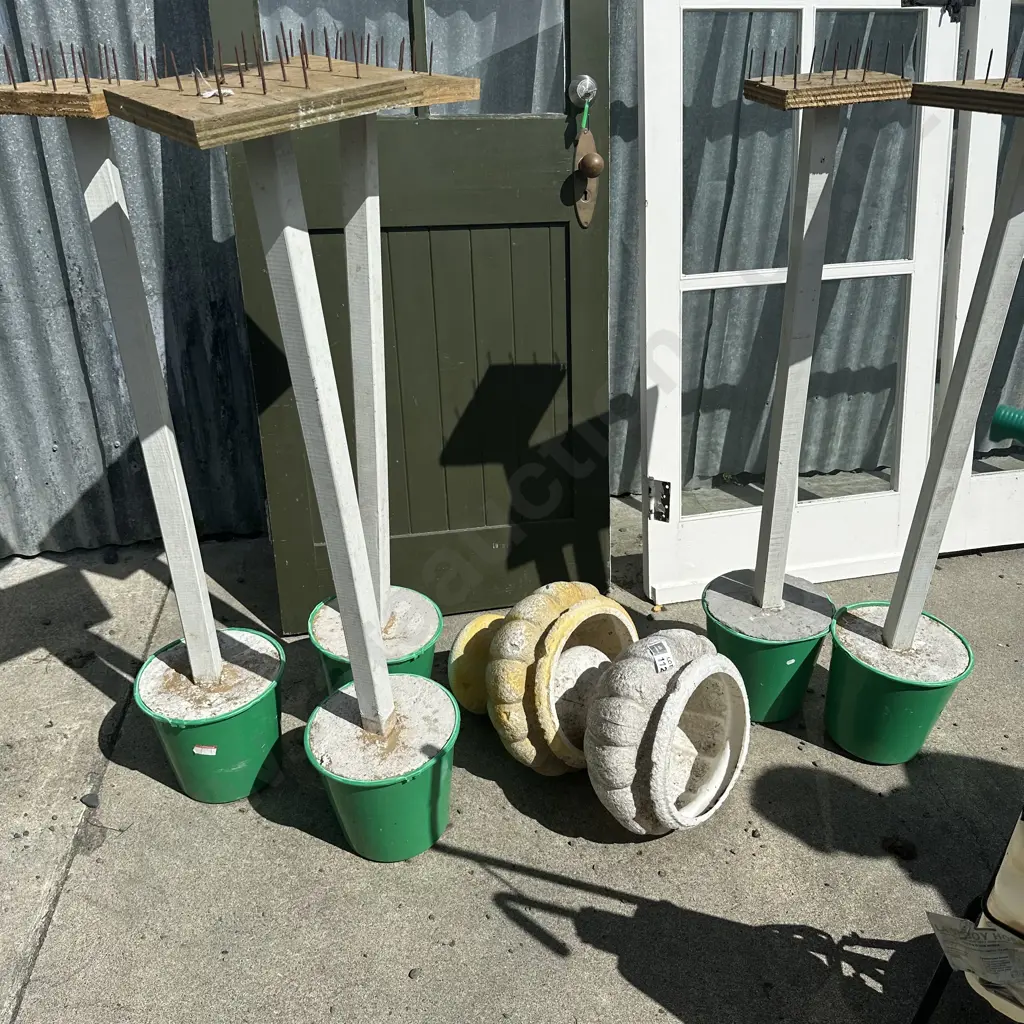 Plastic planters plus stands Image 1++