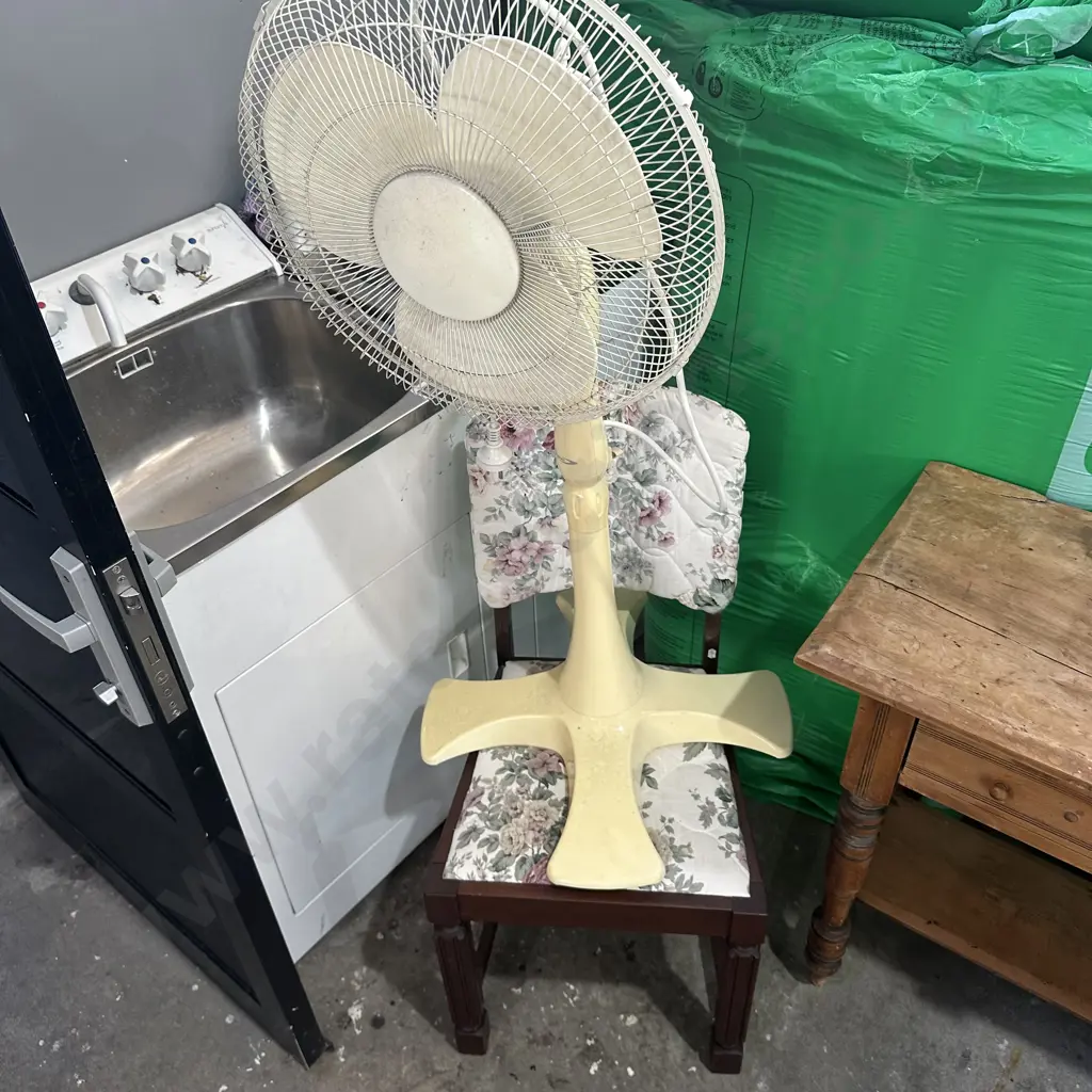 Fan and chair Image 1++