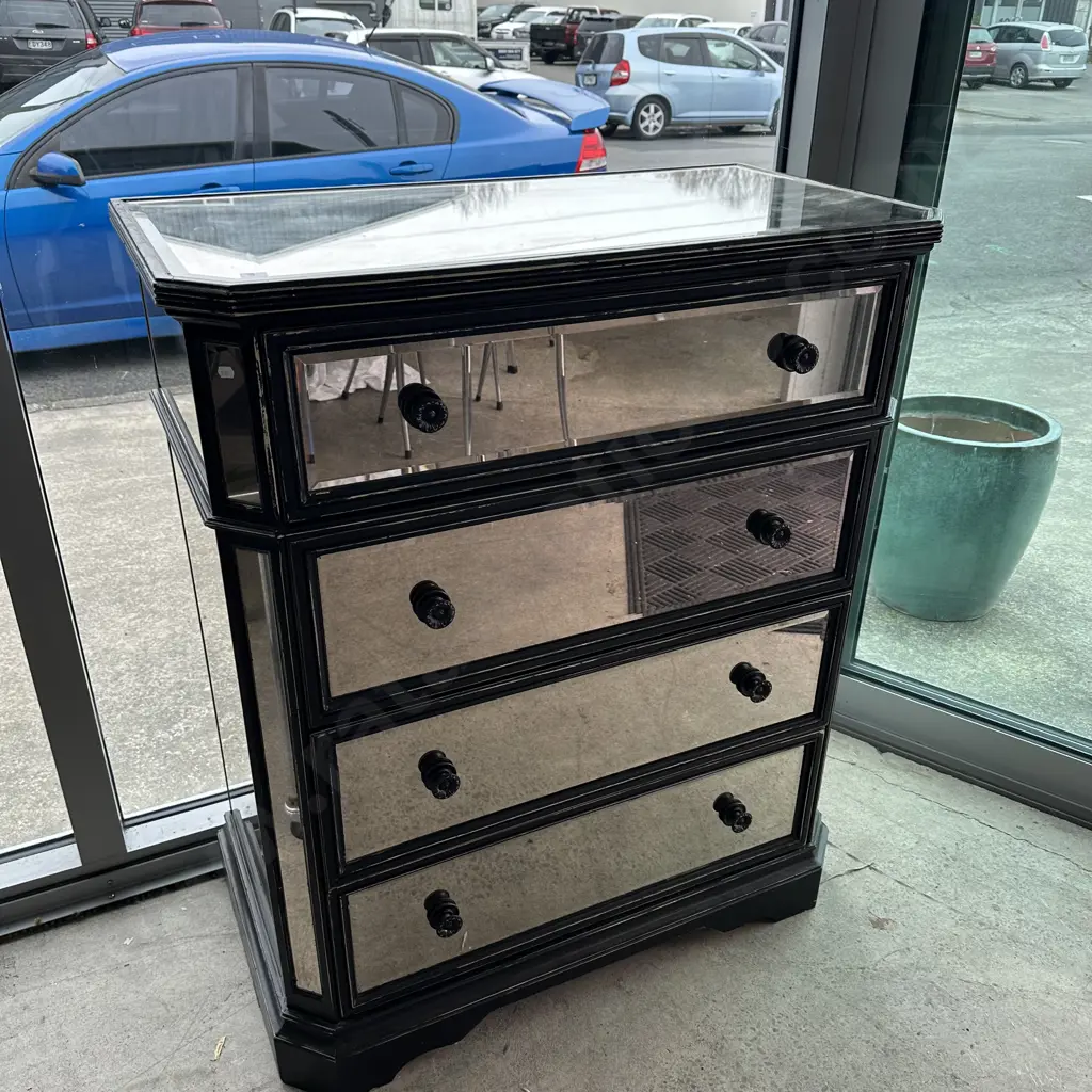 Mirrored chest of drawers Image 1++