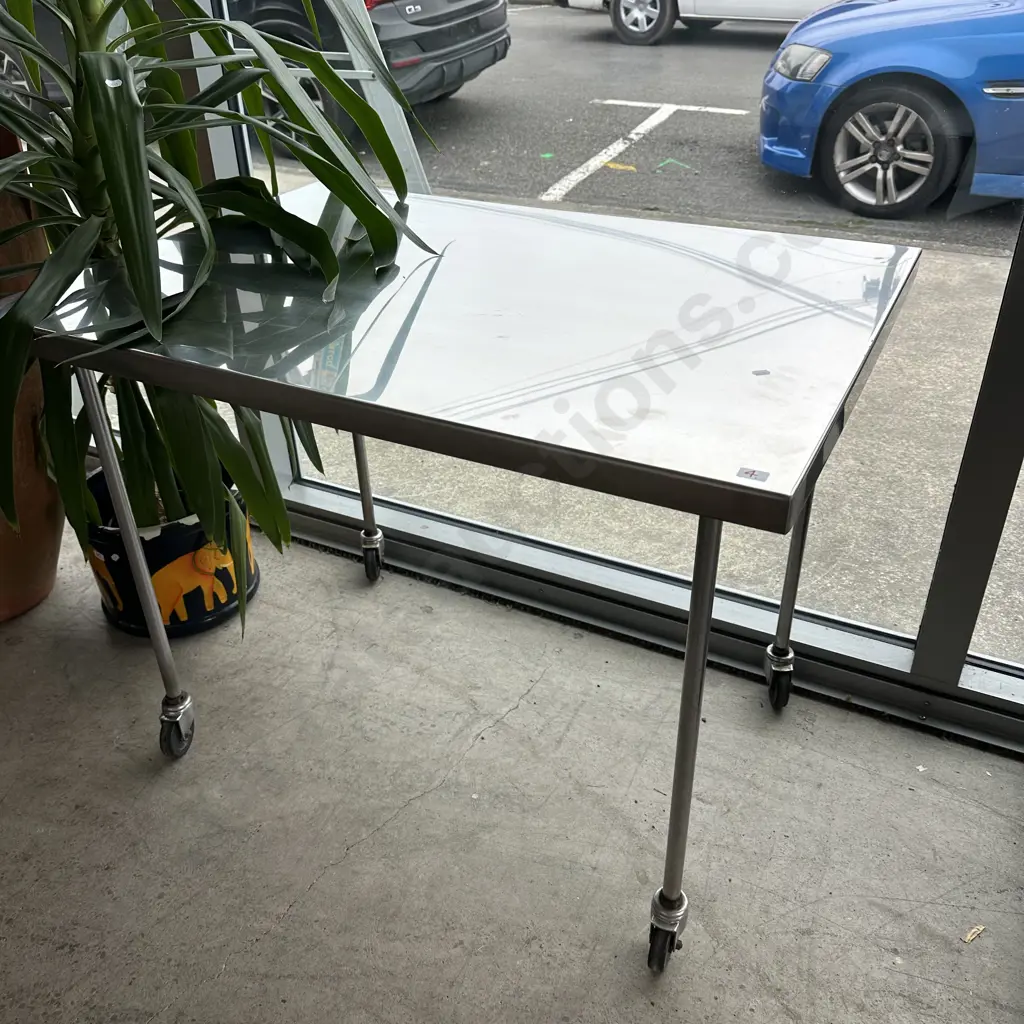 Stainless mobile table 1000 x 700 Image 1++