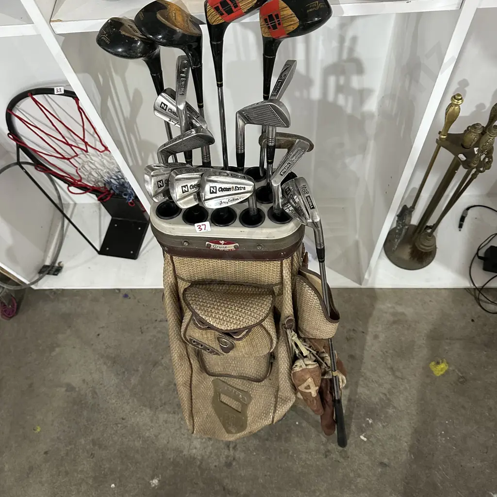 Custom made Henry Cotton golf clubs and 60s bag Image 1++