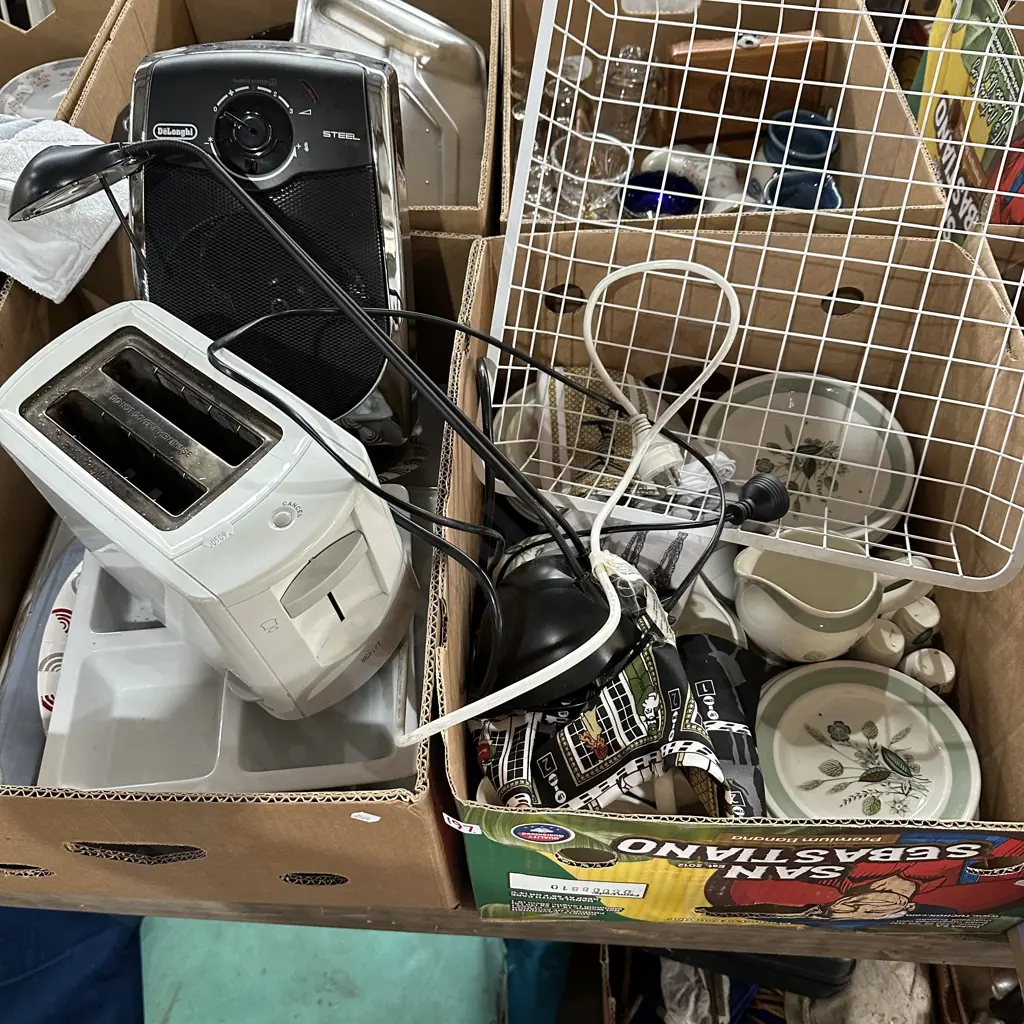 2 box woodsware, heater , platters etc Image 1++