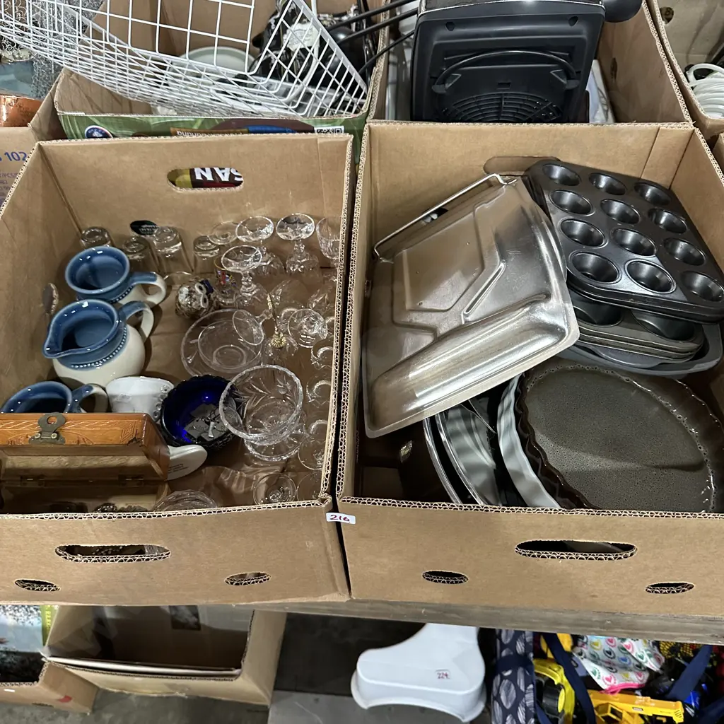 2 box bakeware and collectables Image 1++