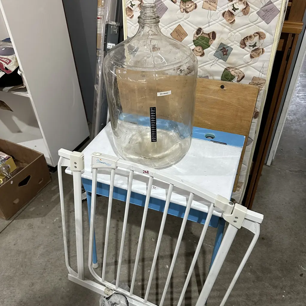 Kiddy gate and glass jar Image 1++