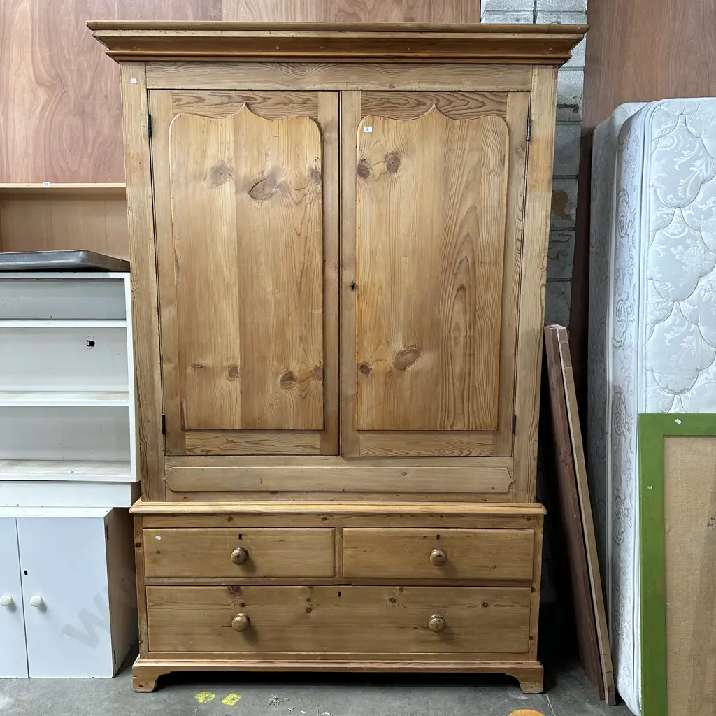 Baltic Pine linen press Image 1++