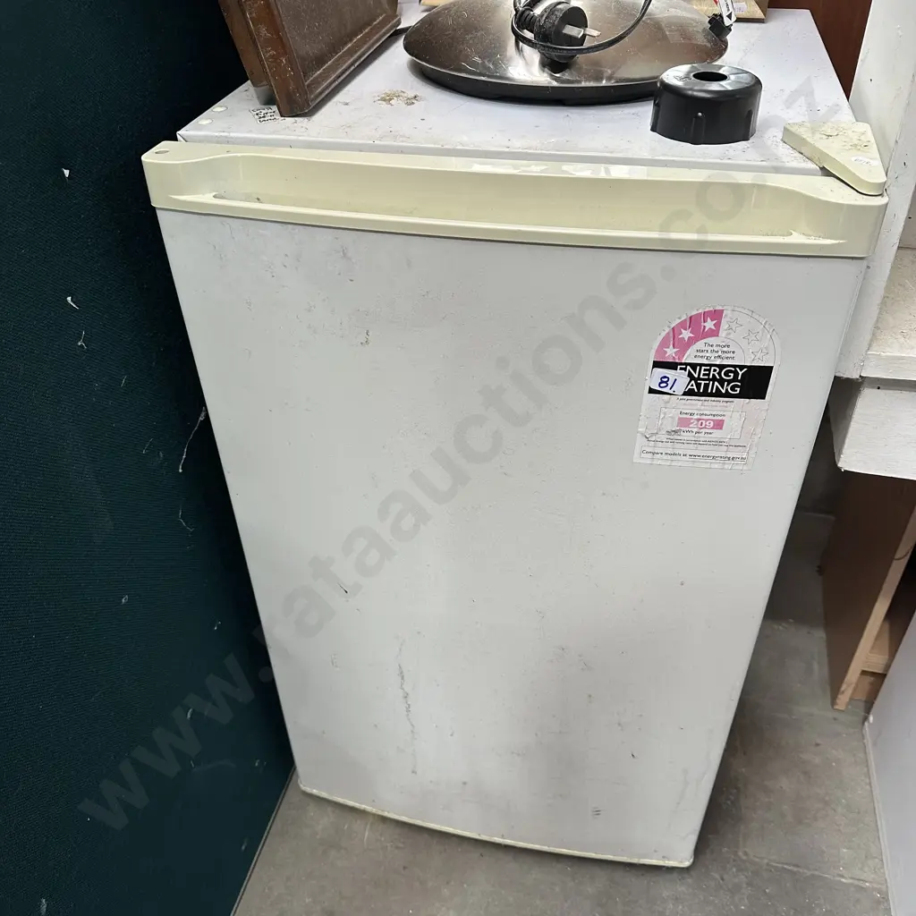Underbench  freezer - average, needs clean Image 1++