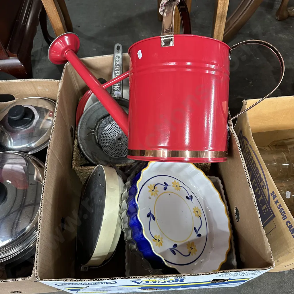 Water can and kitchenware Image 1++