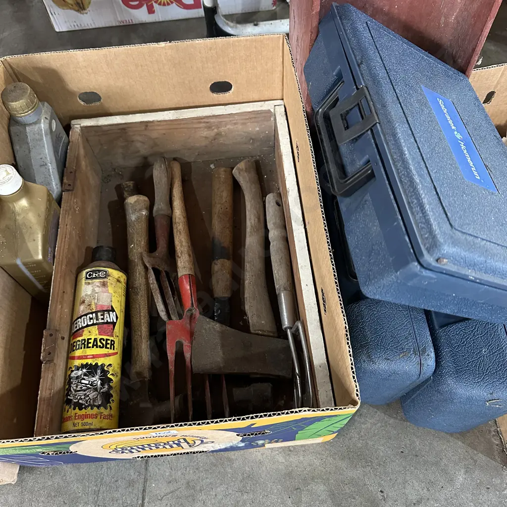 tools (and empty containers) Image 1++