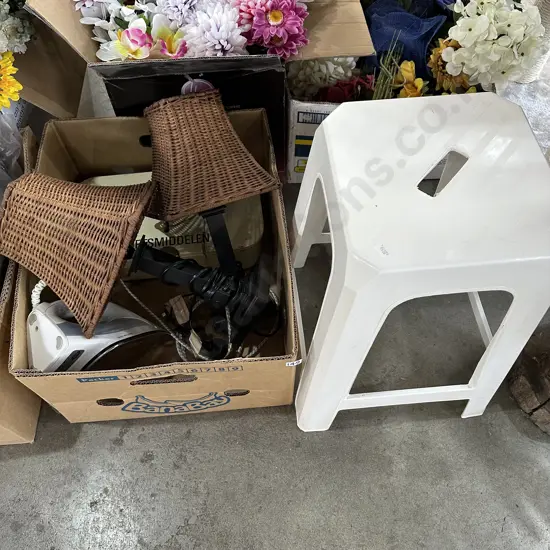 Pr lamps, stool etc