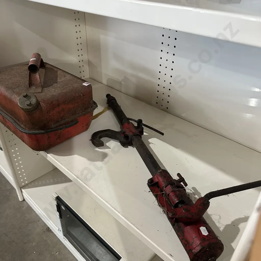Hydraulic bumper jack and petrol tin Image 1++