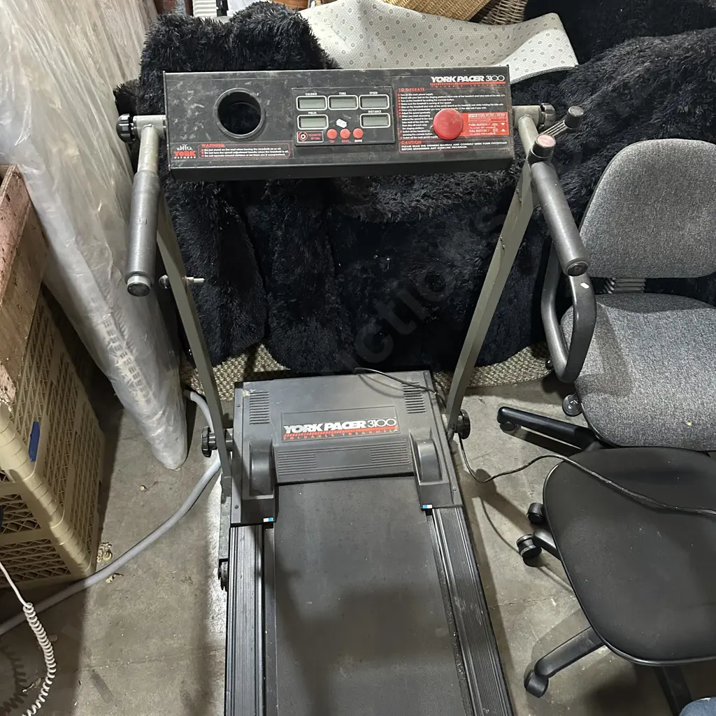 Older style Treadmill - working Image 1++