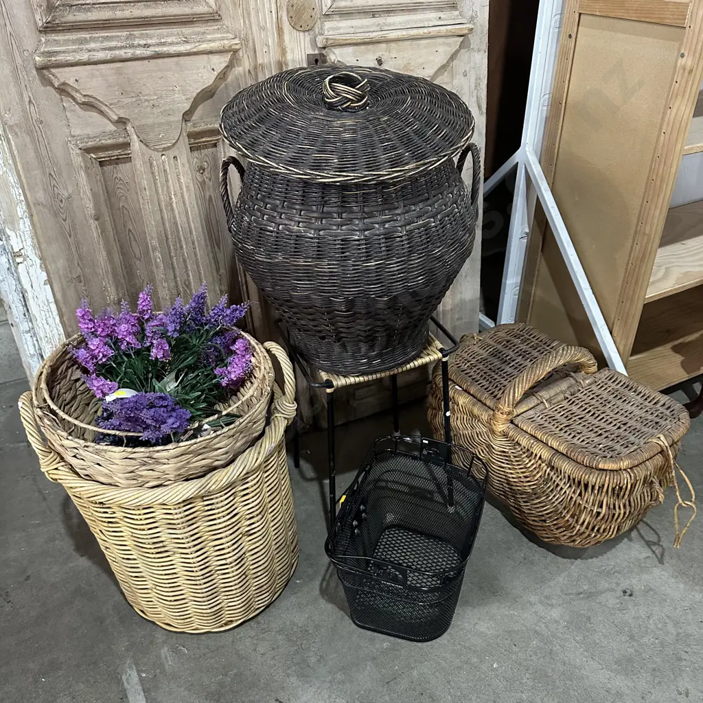 Baskets & stools Image 1++