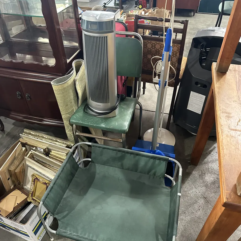 Heater, chair, lamp, sweep, mat, pet bed Image 1++