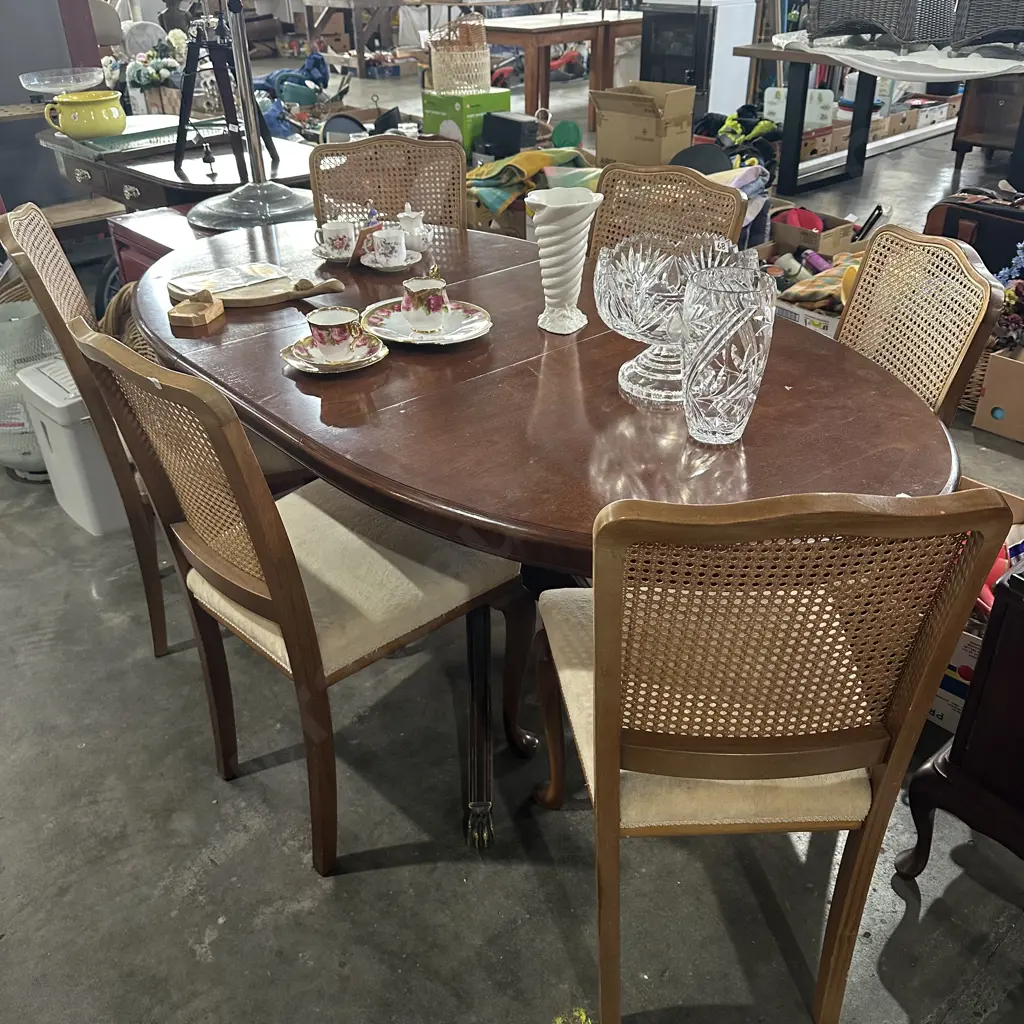 Single pedestal table and 6 chairs Image 1++