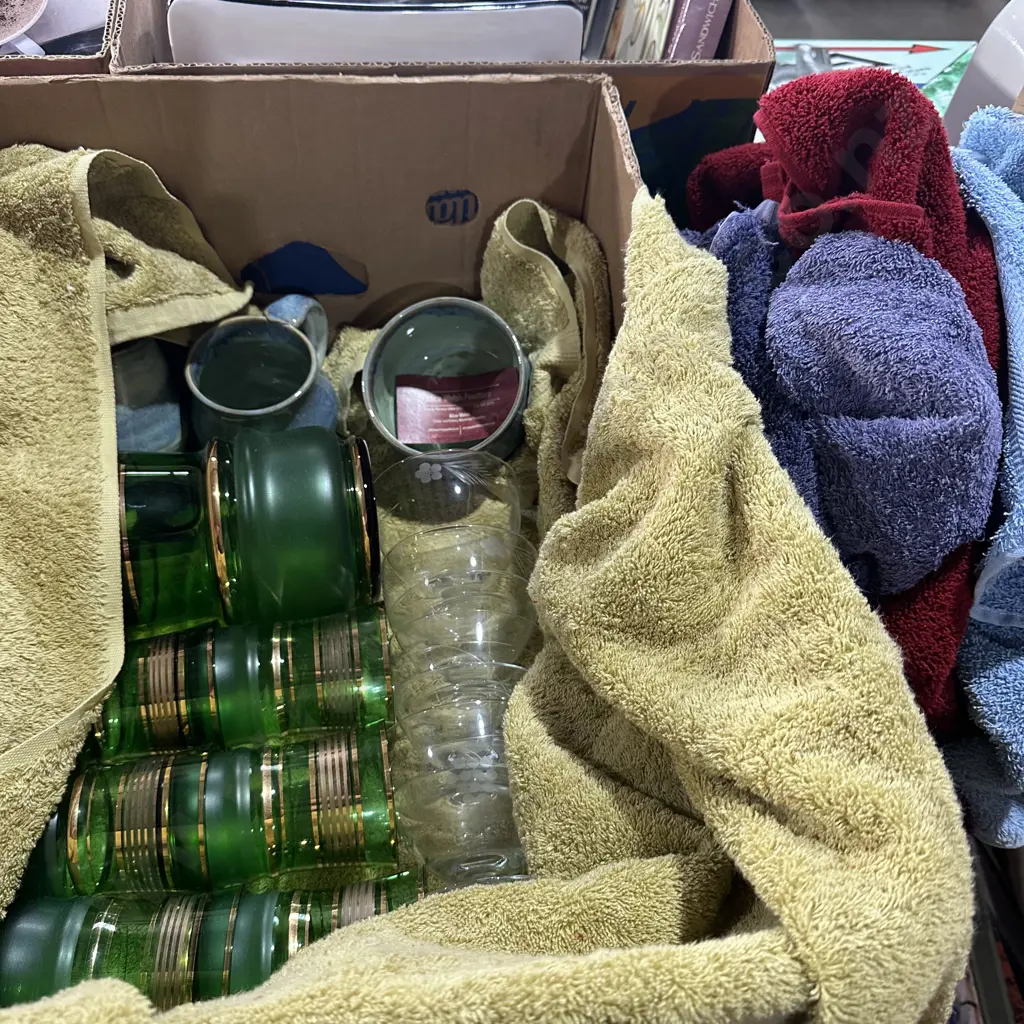 water set, pottery and towels Image 1++