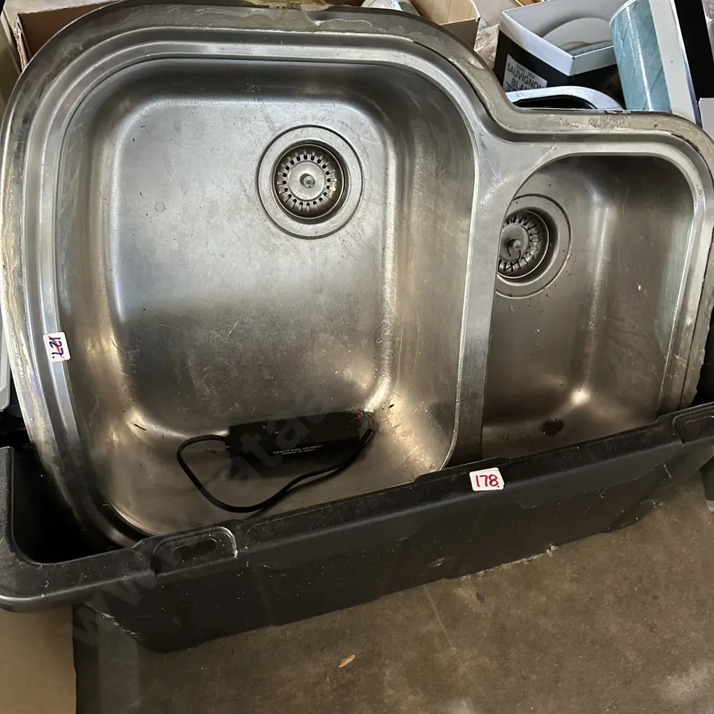 Sink and bin Image 1++