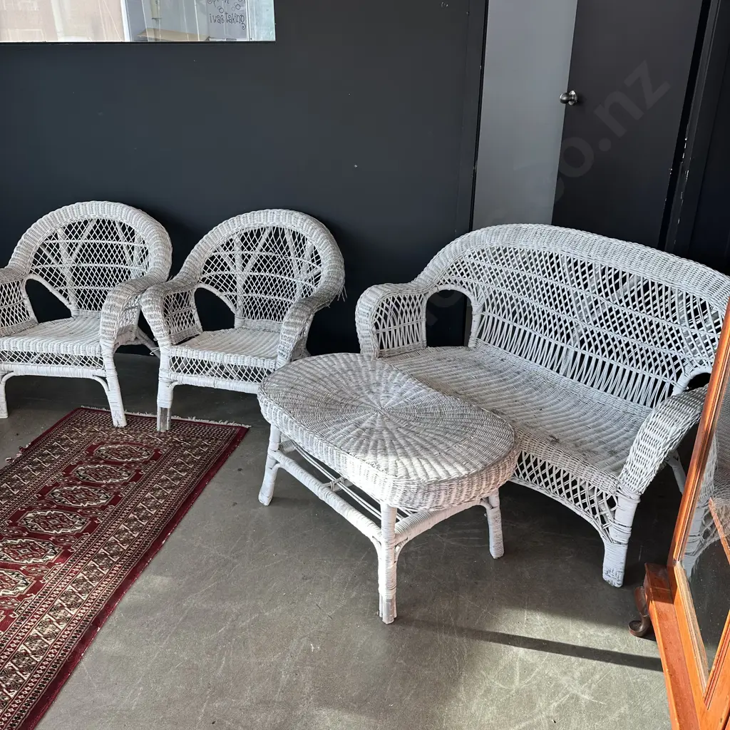 vintage wicker patio suite Image 1++