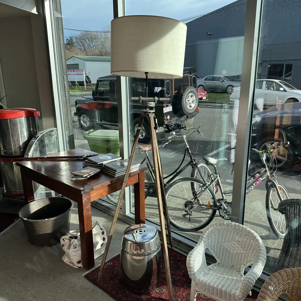 Tripod lamp & shade Image 1++
