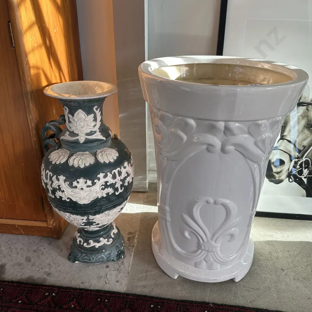 Umbrella stand and floor vase (broken handle) Image 1++