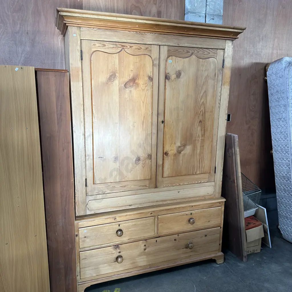Baltic Pine linen press Image 1++