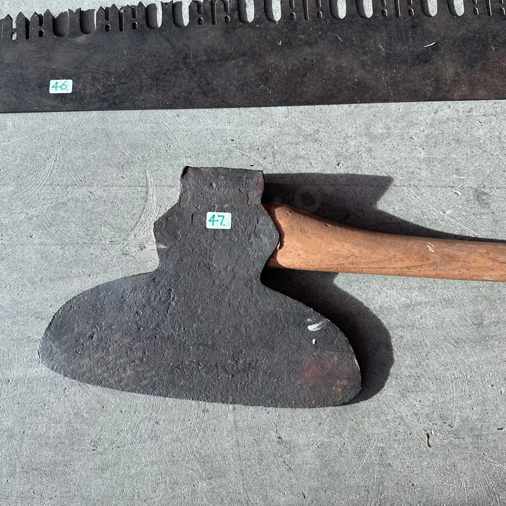 Wide trimming axe Image 1++