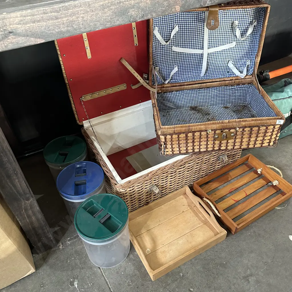 Two picnic boxes,trays,containers Image 1++
