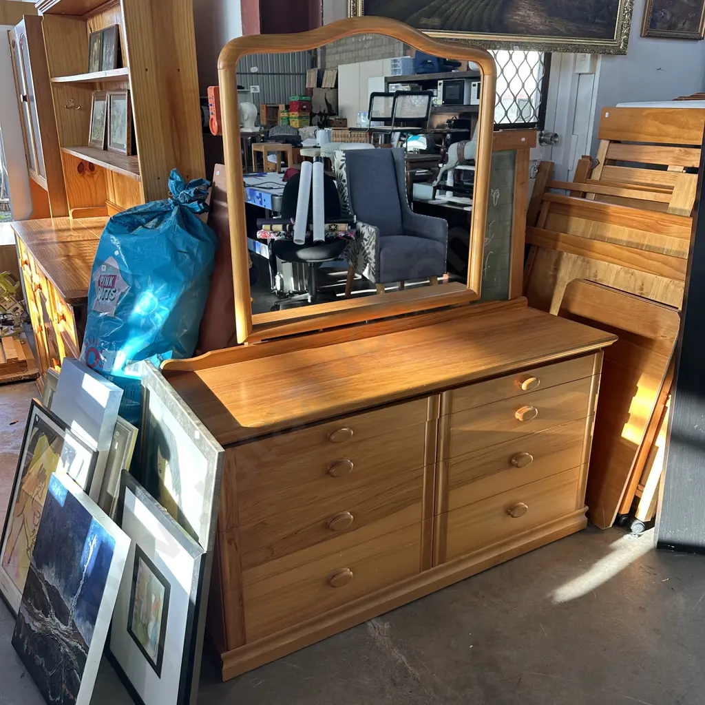 Mirrored dresser Image 1++