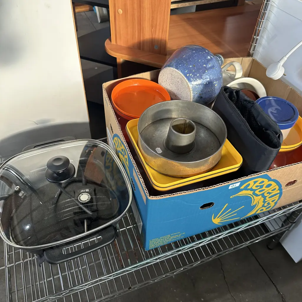 Electric frying pan and box lot Image 1++
