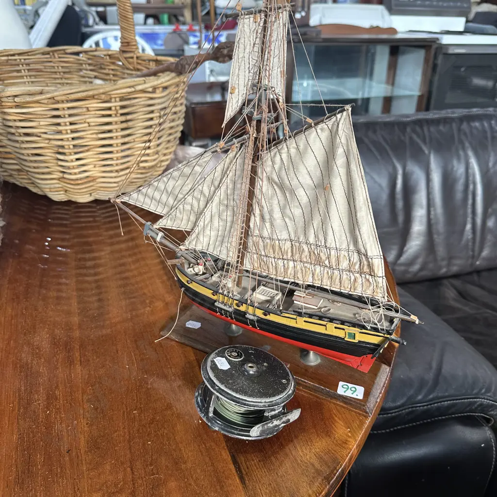 Fly reel and model boat Image 1++