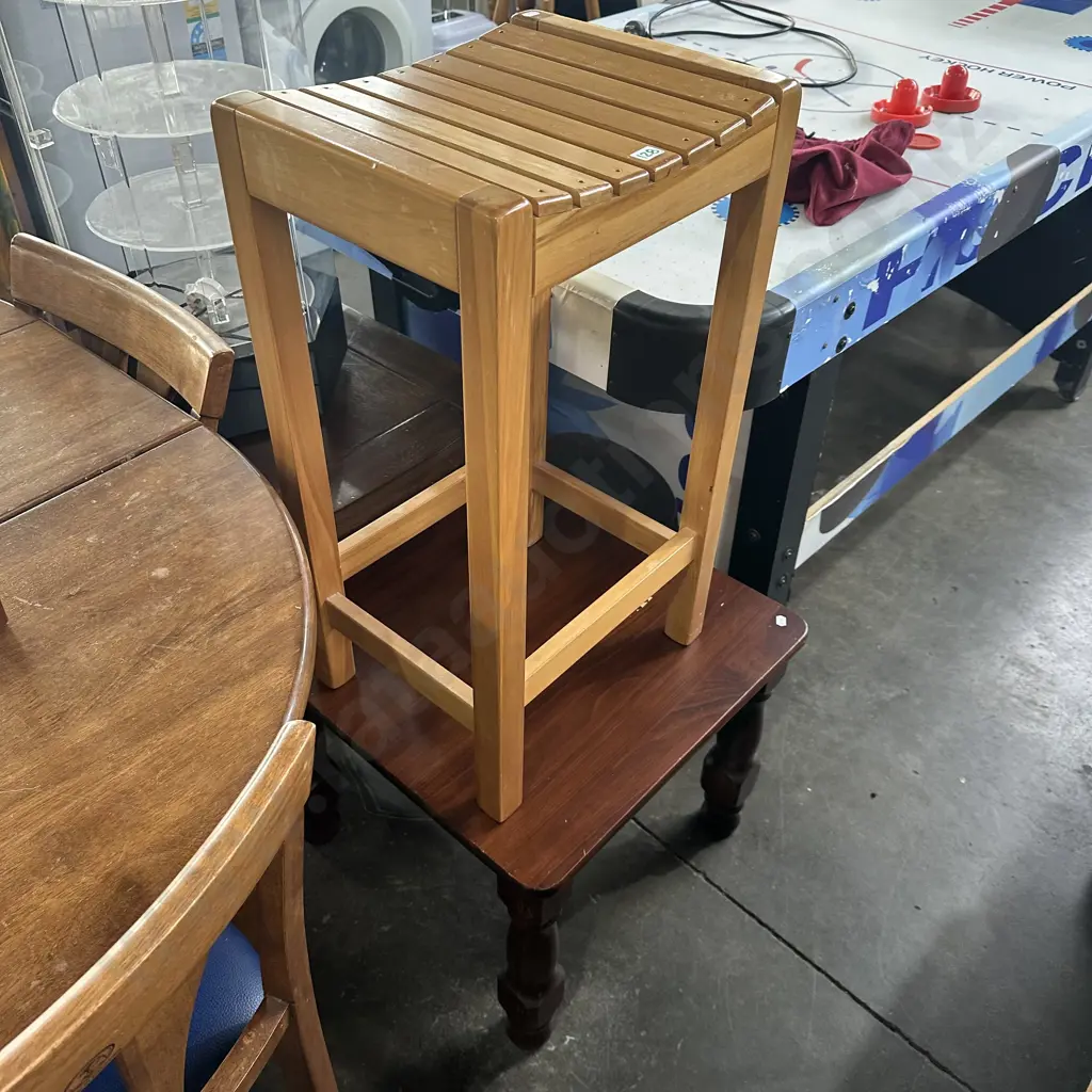 coffee table and bar stool Image 1++