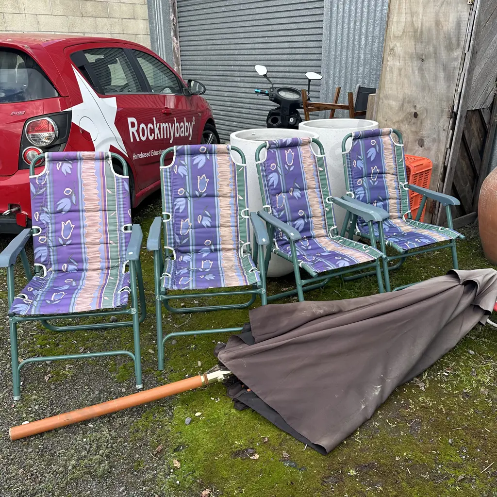 4 deck chairs and umbella Image 1++