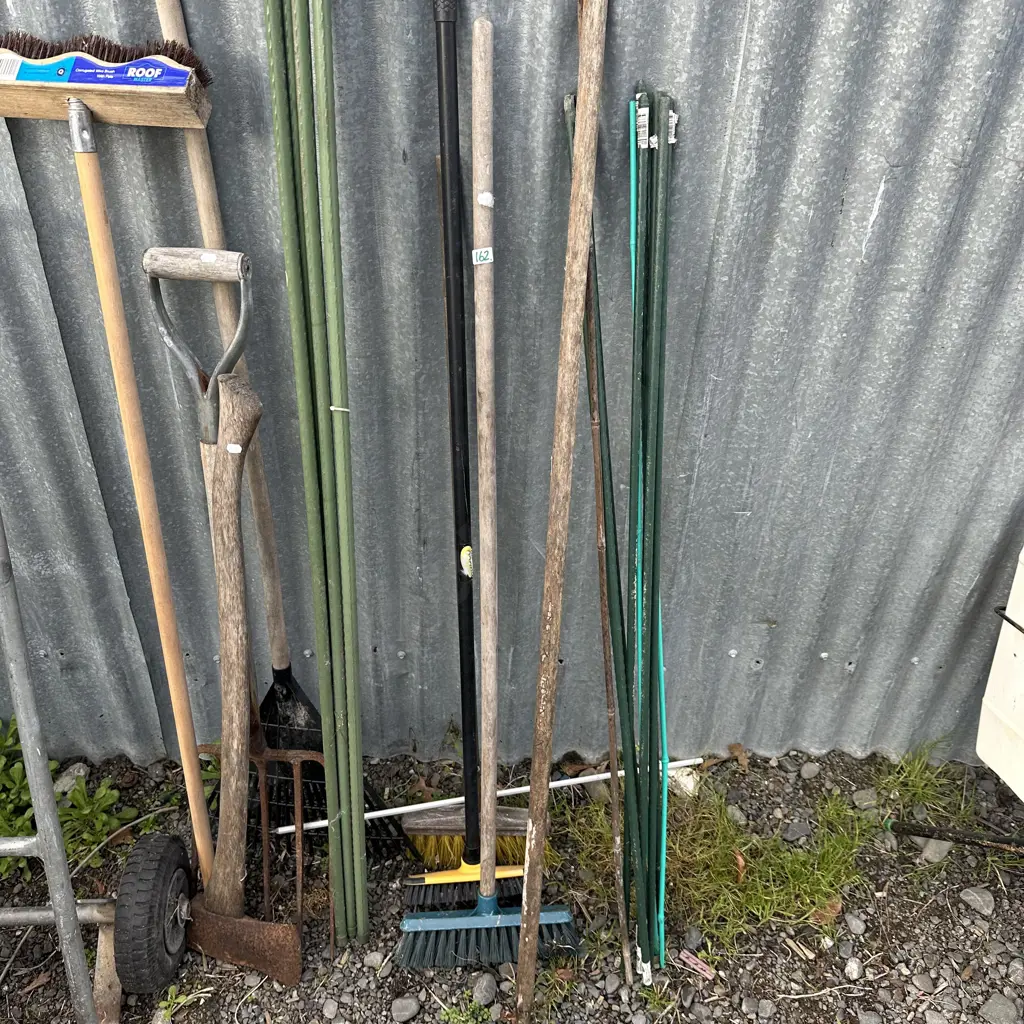 tools and stakes Image 1++