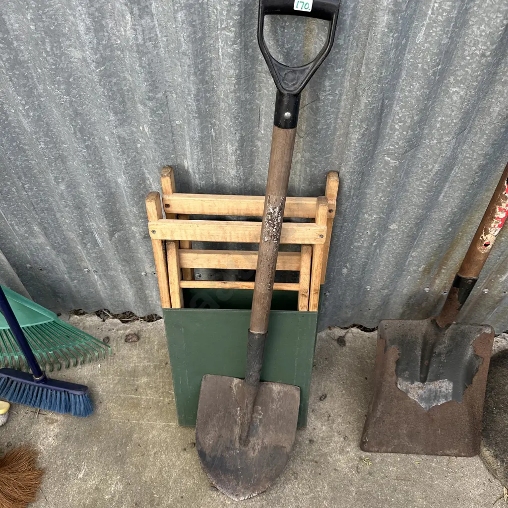 short handle shovel and 2 folding chairs Image 1++