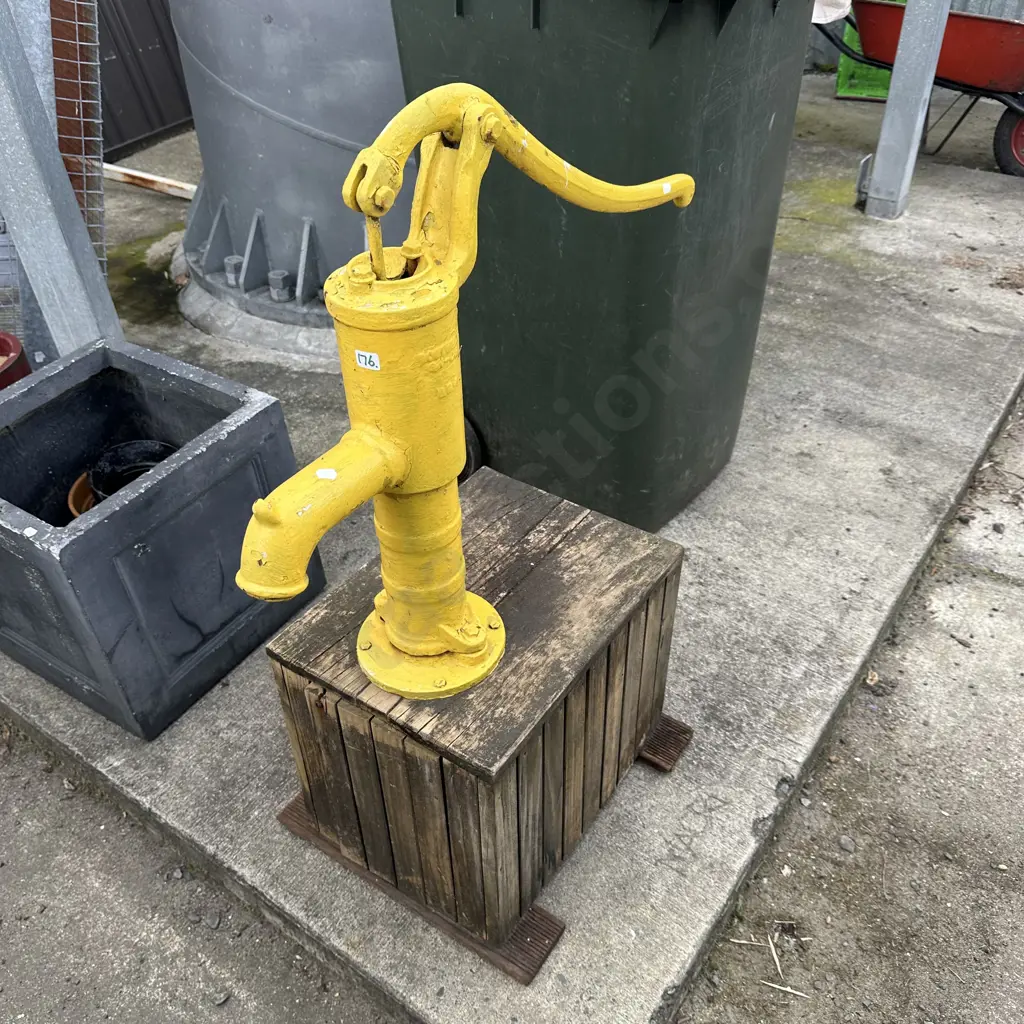 Vintage water pump Image 1++