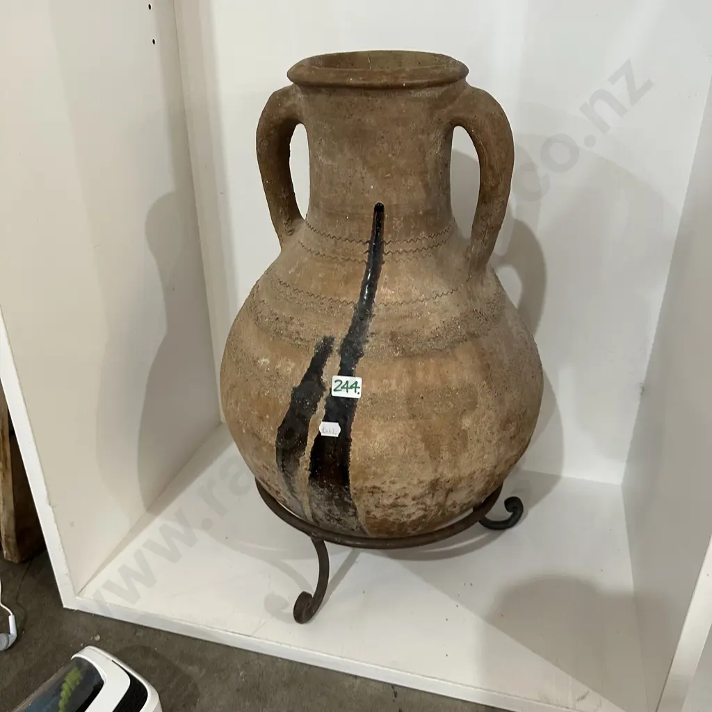 Earthenware pot on stand Image 1++