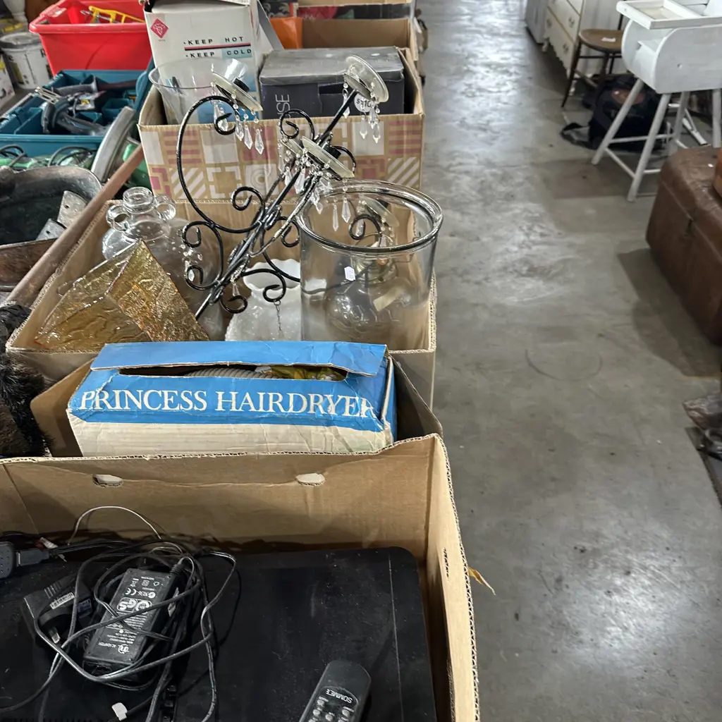 3 box glass vases etc Image 1++