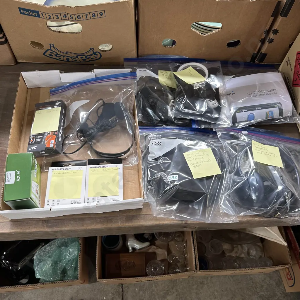garmin &headphones inc noise cancelling, plus other items Image 1++