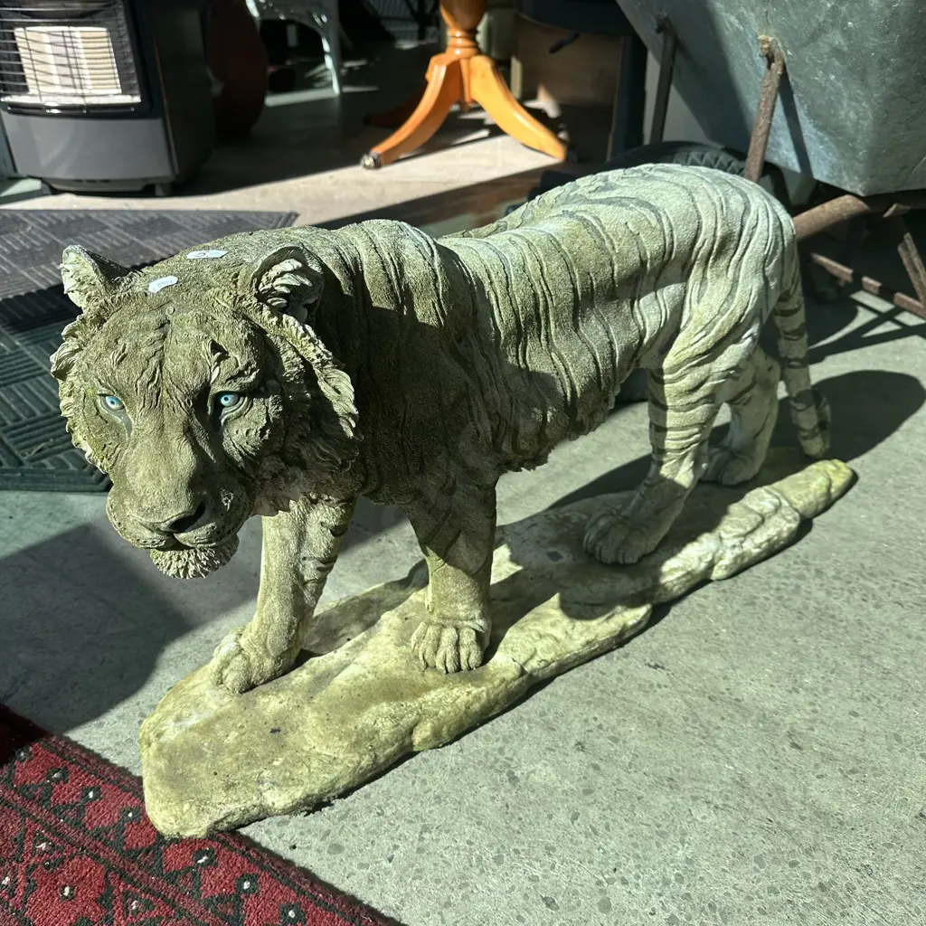 moulded Tiger with good patina (broken tail) 950mm Image 1++
