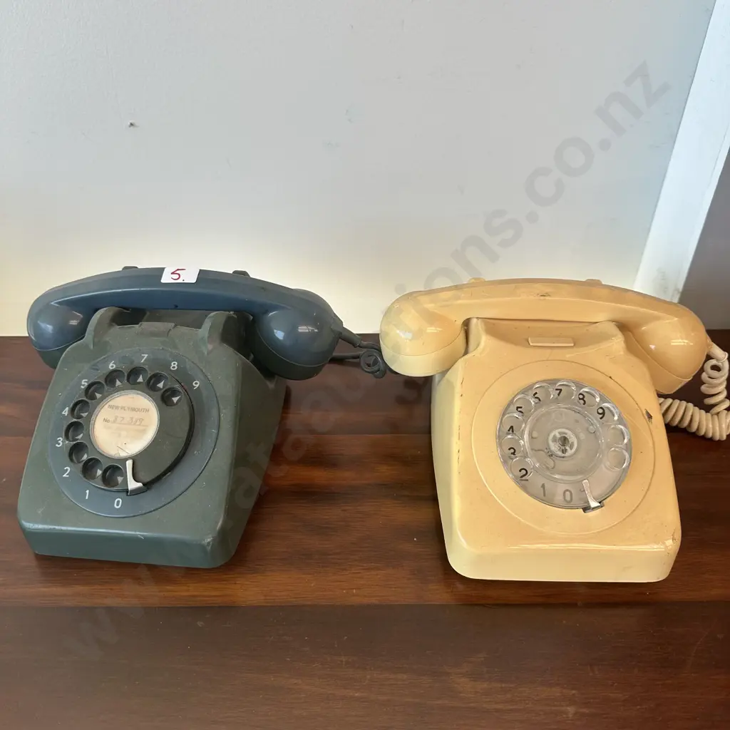 2 vintage phones Image 1++