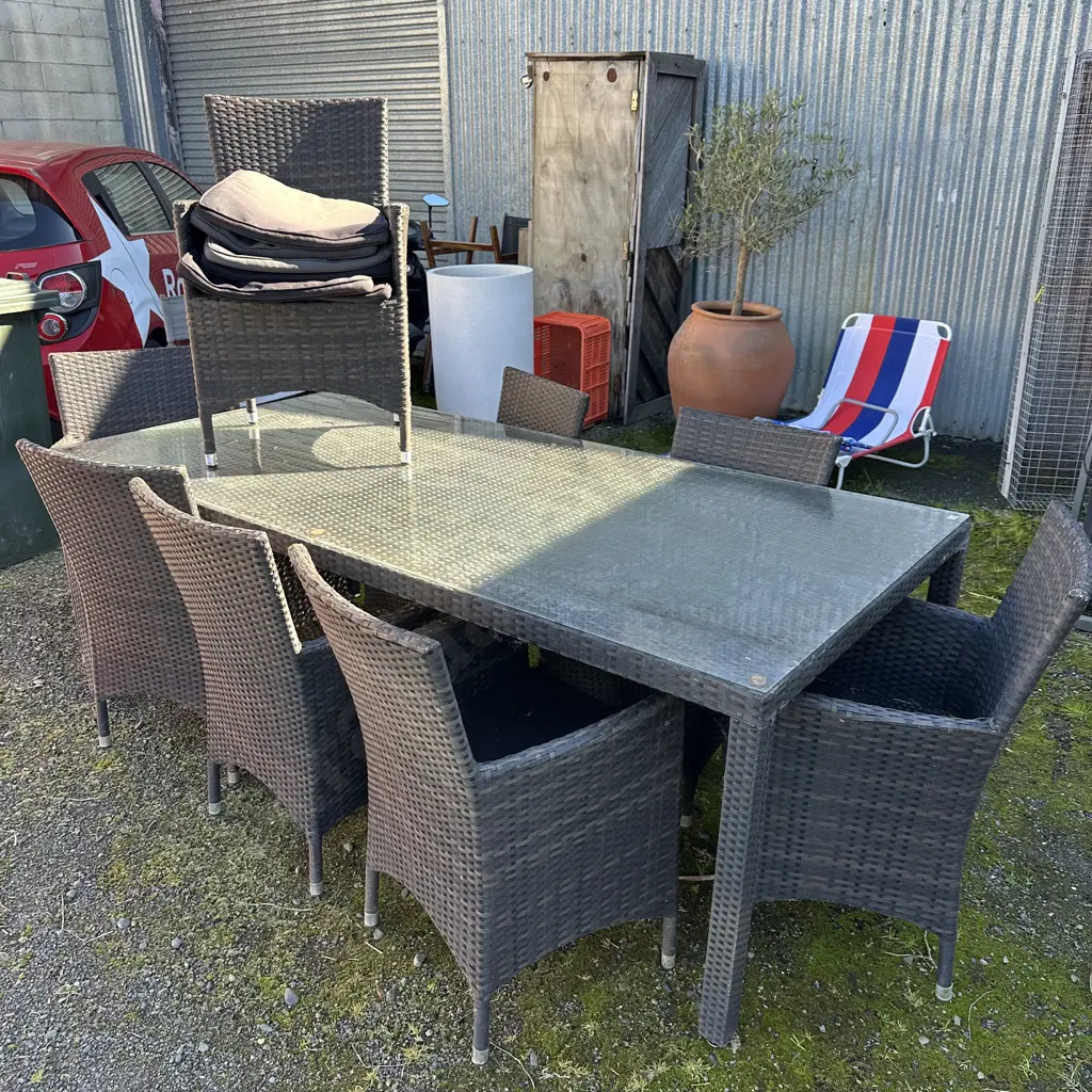 Outdoor table and 8 chairs Image 1++