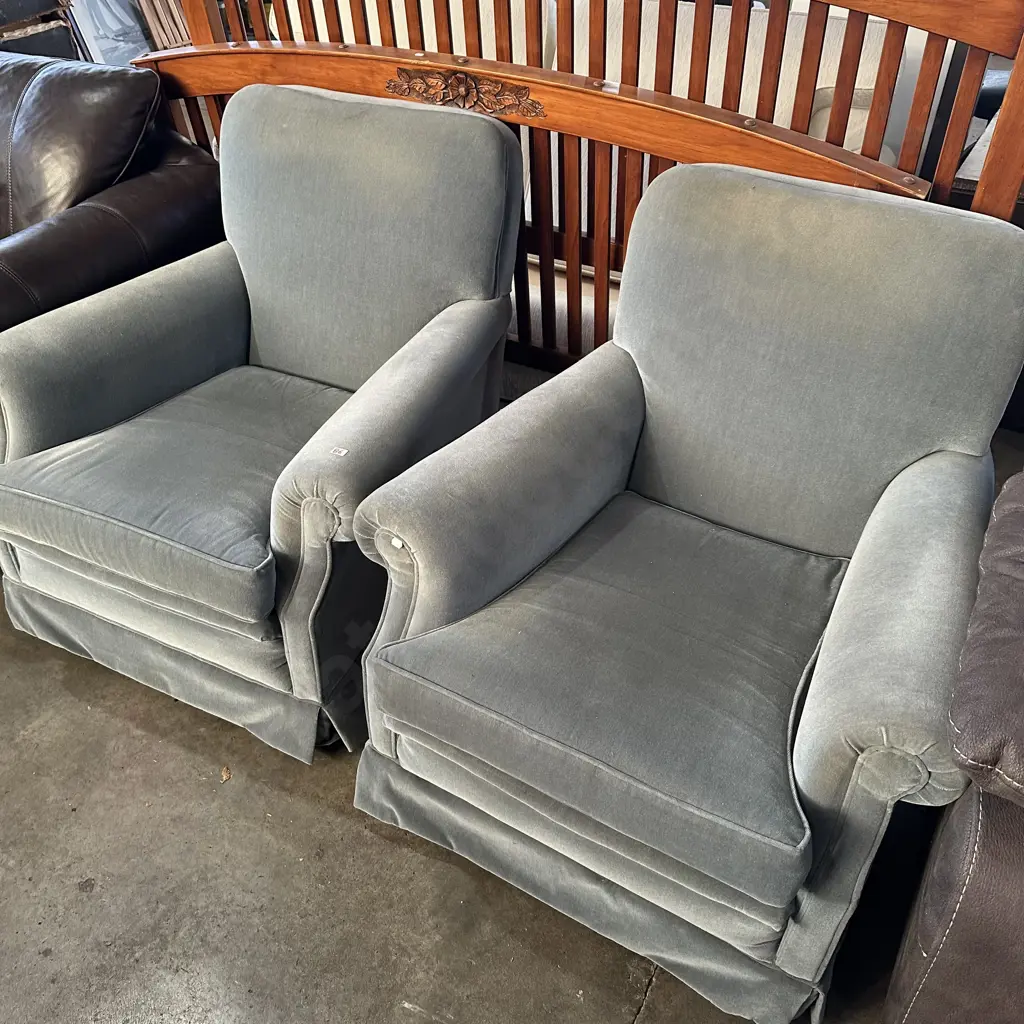 Pr rolled arm lounge chairs Image 1++