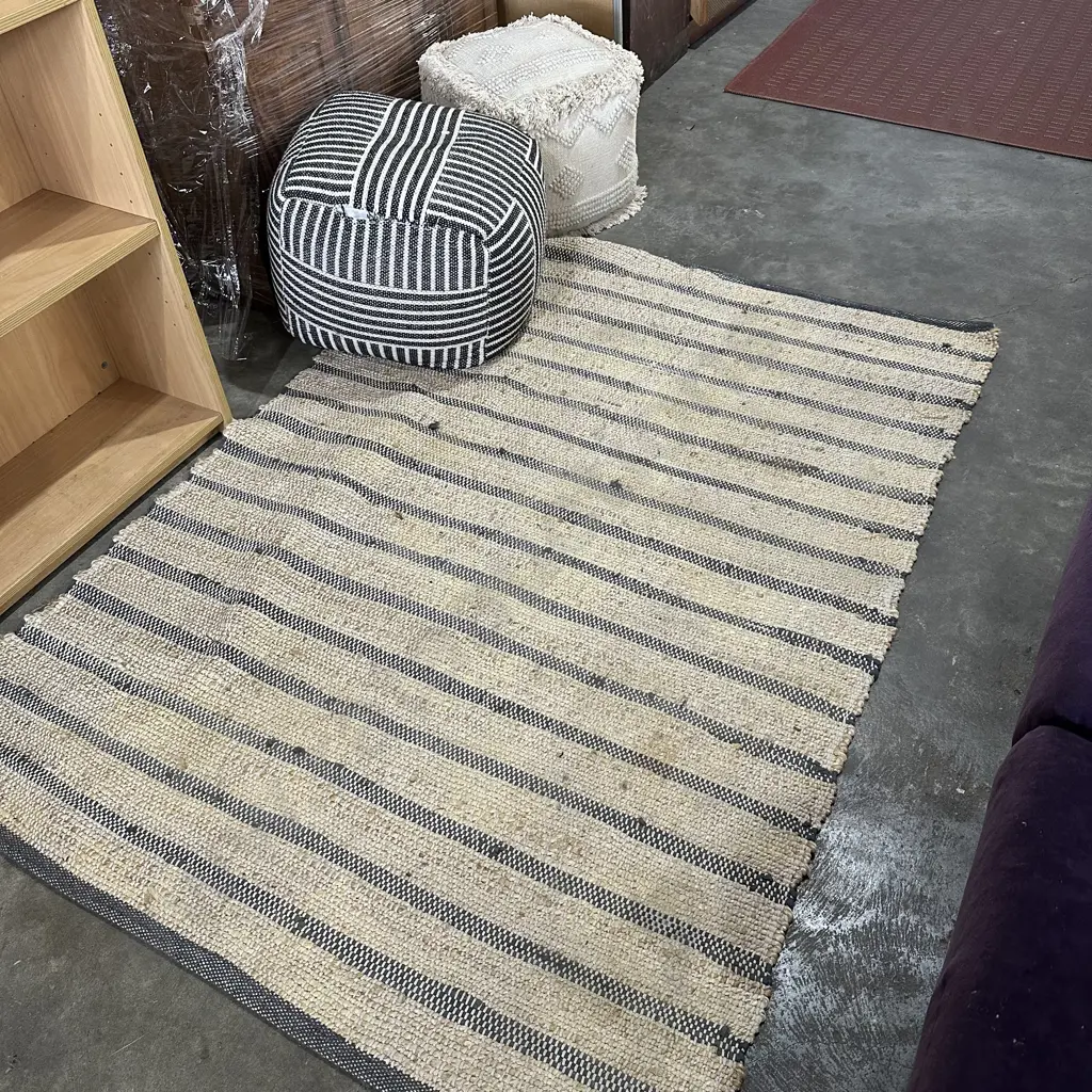 2 foot poofs(1 requires small stitch) and rug Image 1++