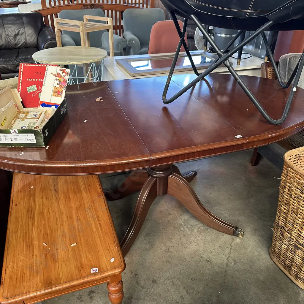 Single pedestal table Image 1++