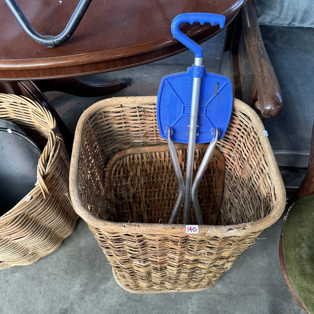 sport seat and wash basket Image 1++